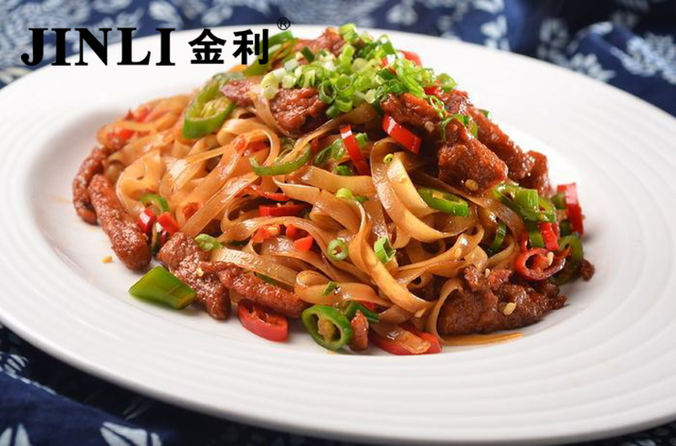 厨房里有了金利集成灶，每一次下厨也都会充满乐趣